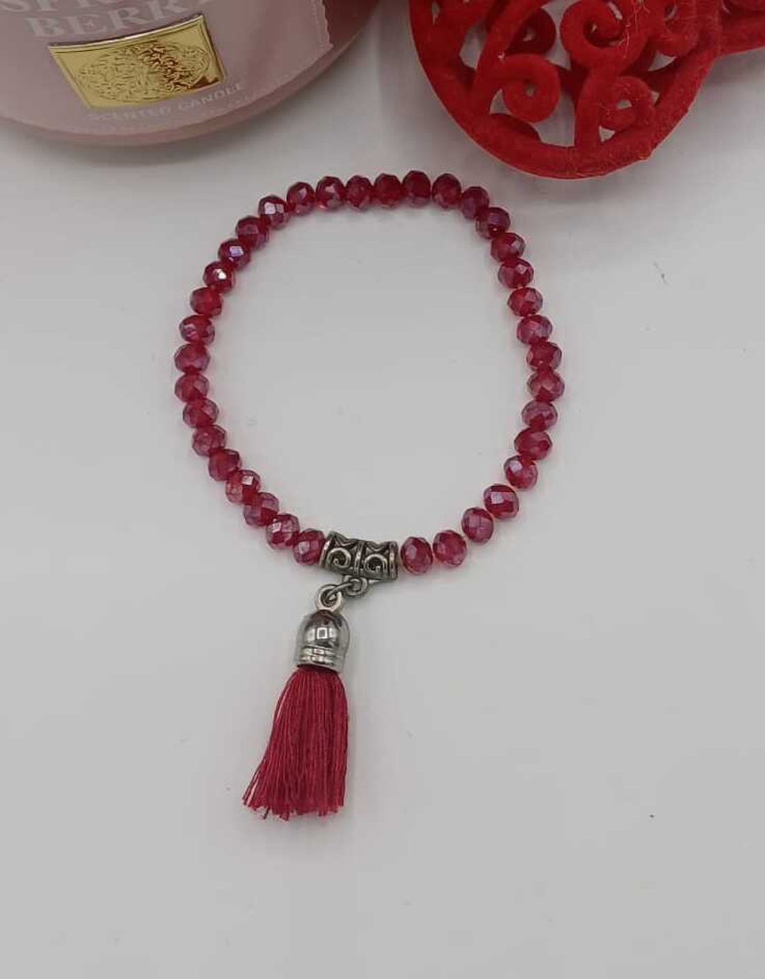 Brățară delicată realizată din mărgele fațetate de culoare roșu-rubiniu, cu reflexii elegante - bijuterii - brățări - brățări din mărgele - Artynos.ro