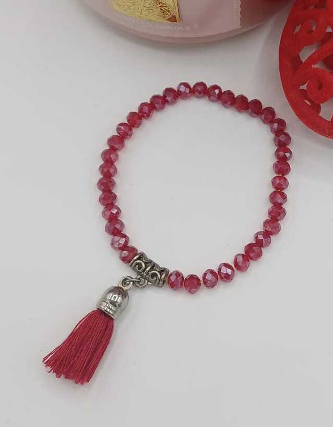 Brățară delicată realizată din mărgele fațetate de culoare roșu-rubiniu, cu reflexii elegante - bijuterii - brățări - brățări din mărgele - Artynos.ro