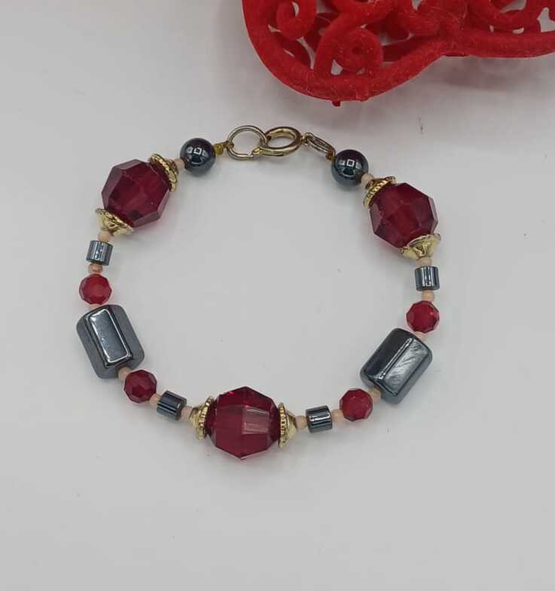 Brățară realizată manual, compusă aur suflat 14K, din mărgele fațetate de sticlă si  hematit. - bijuterii - brățări - brățări din aur - Artynos.ro