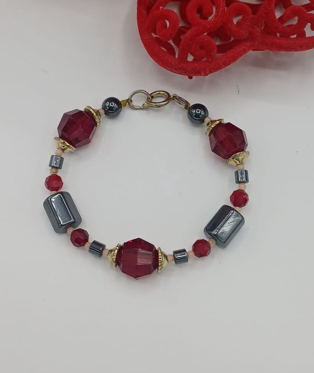 Brățară realizată manual, compusă aur suflat 14K, din mărgele fațetate de sticlă si  hematit. - bijuterii - brățări - brățări din aur - Artynos.ro