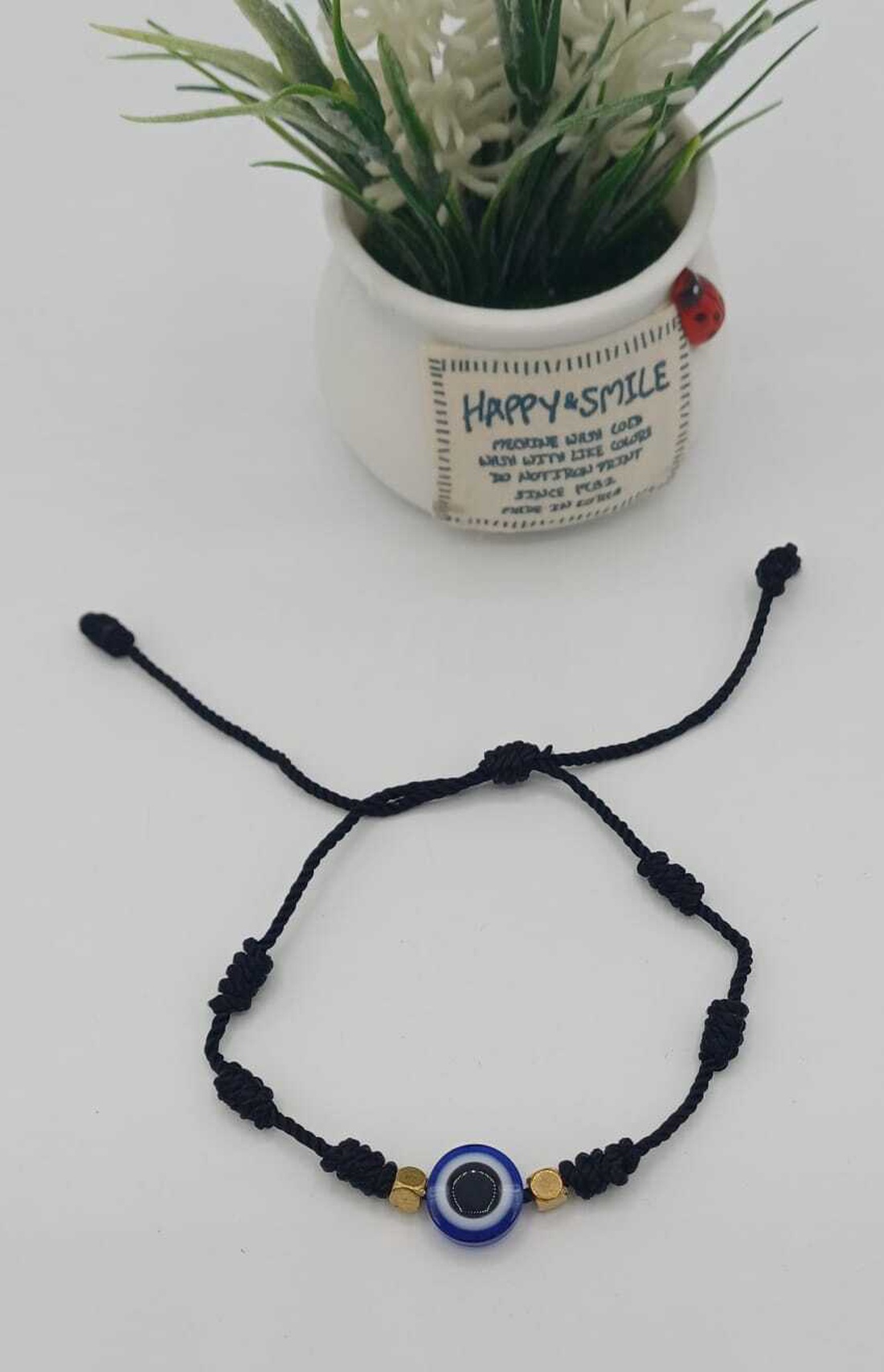 Brățară delicată realizată pe șnur textil negru, ajustabil, cu noduri decorative lucrate manual.  - bijuterii - brățări - brățări împletite - Artynos.ro