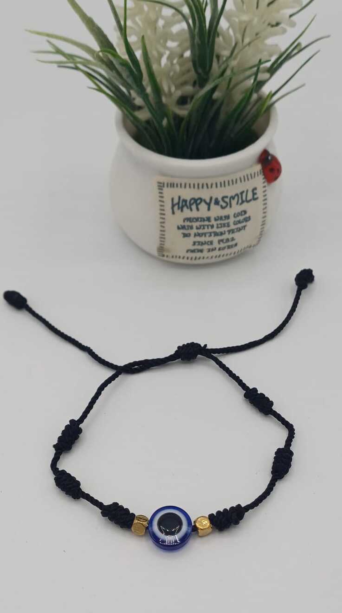 Brățară delicată realizată pe șnur textil negru, ajustabil, cu noduri decorative lucrate manual.  - bijuterii - brățări - brățări împletite - Artynos.ro