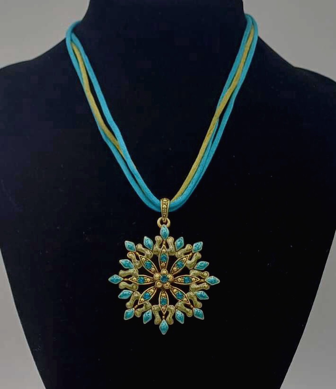 Colier elegant cu pandantiv statement. - bijuterii - coliere - coliere cu pandative - Artynos.ro