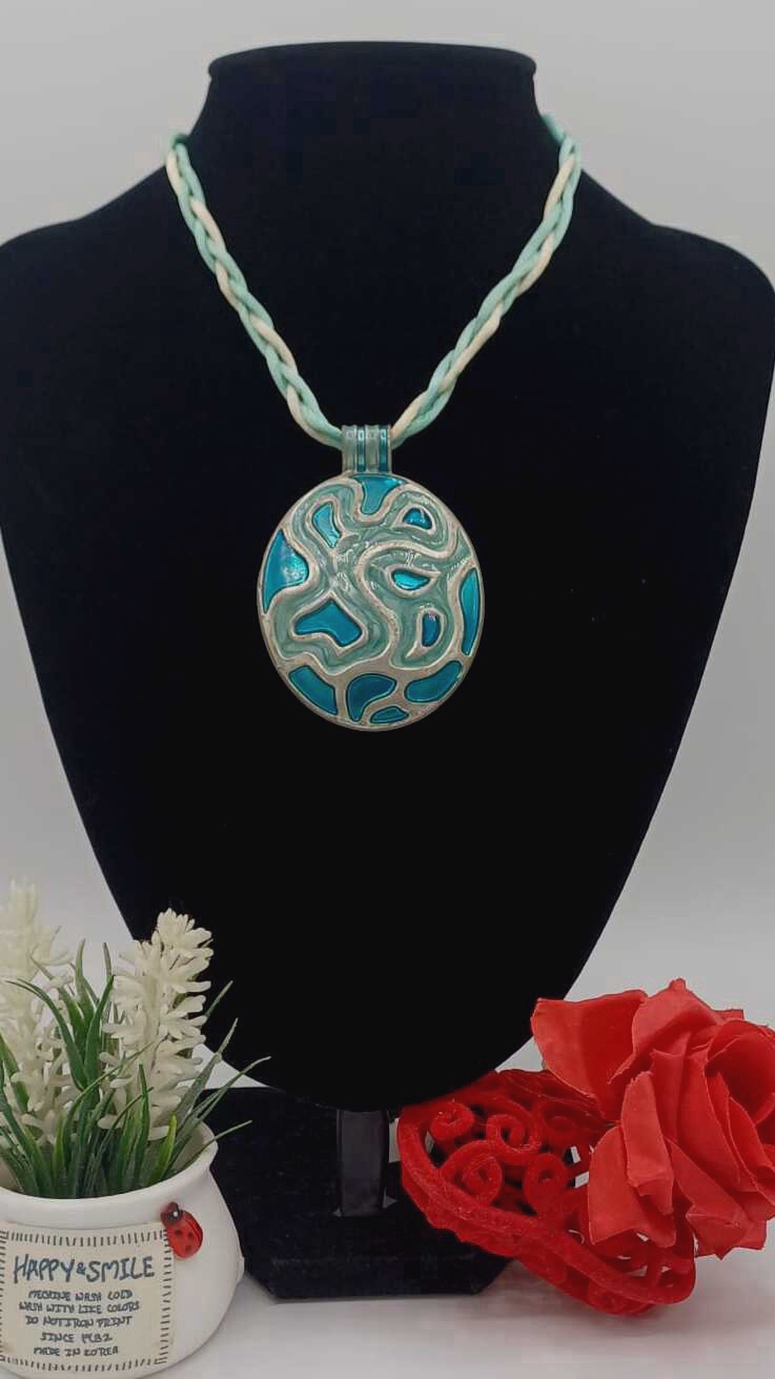 Colier cu design modern și accente artistice, realizat pe un șnur împletit în două nuanțe  - bijuterii - coliere - coliere cu pandative - Artynos.ro