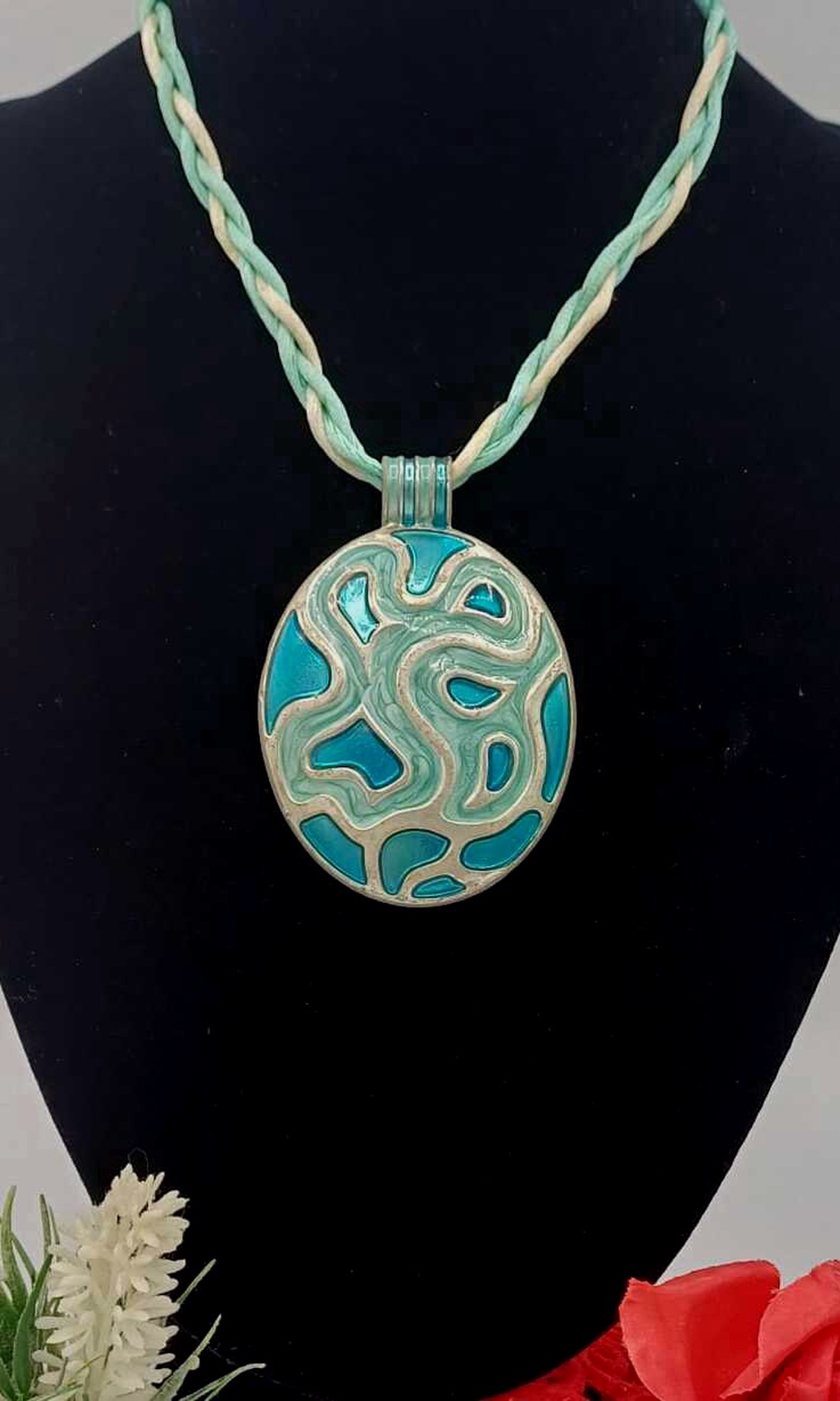 Colier cu design modern și accente artistice, realizat pe un șnur împletit în două nuanțe  - bijuterii - coliere - coliere cu pandative - Artynos.ro