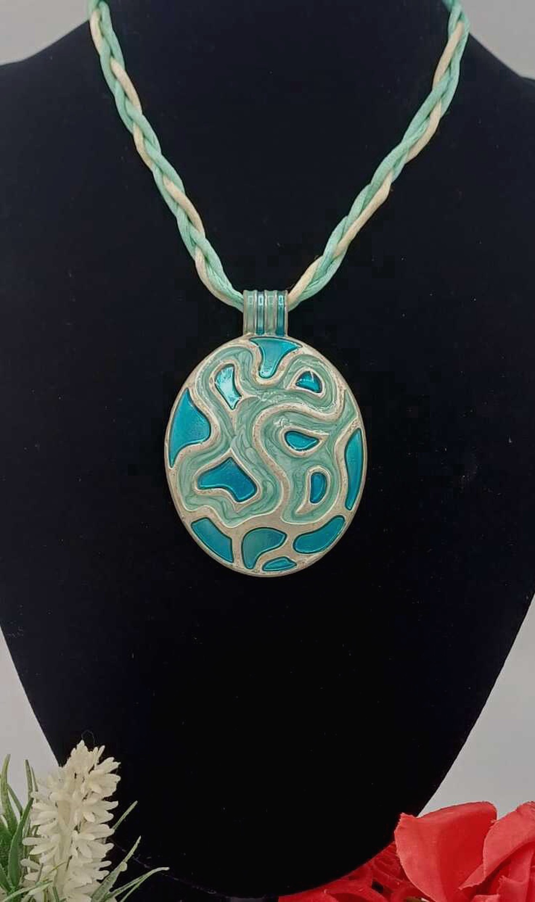 Colier cu design modern și accente artistice, realizat pe un șnur împletit în două nuanțe  - bijuterii - coliere - coliere cu pandative - Artynos.ro