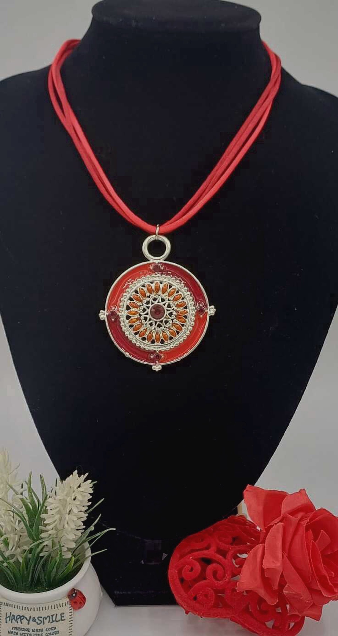 Colier statement cu șnur textil dublu, în nuanță intensă de roșu - bijuterii - coliere - coliere cu pandative - Artynos.ro