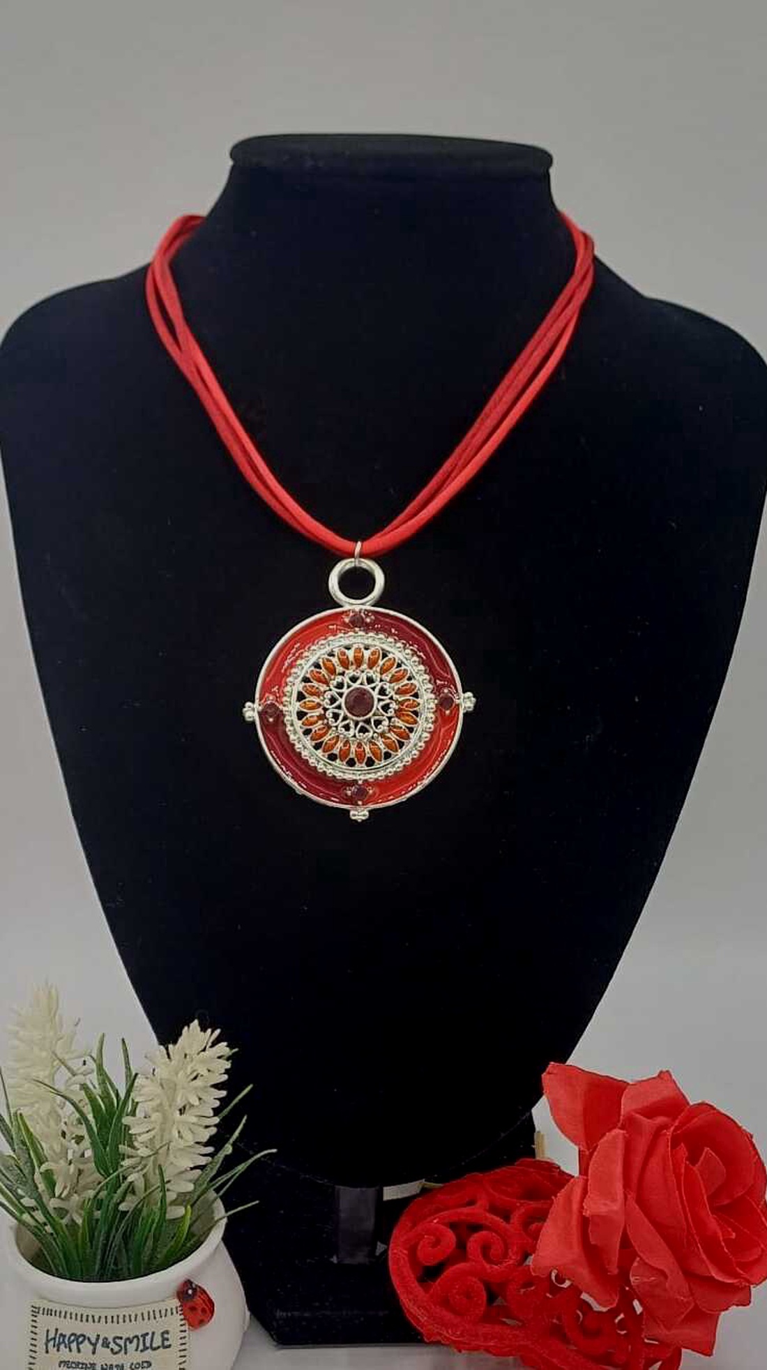 Colier statement cu șnur textil dublu, în nuanță intensă de roșu - bijuterii - coliere - coliere cu pandative - Artynos.ro