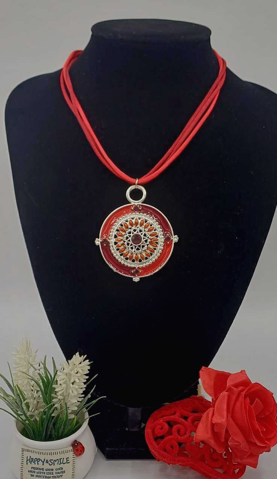 Colier statement cu șnur textil dublu, în nuanță intensă de roșu - bijuterii - coliere - coliere cu pandative - Artynos.ro