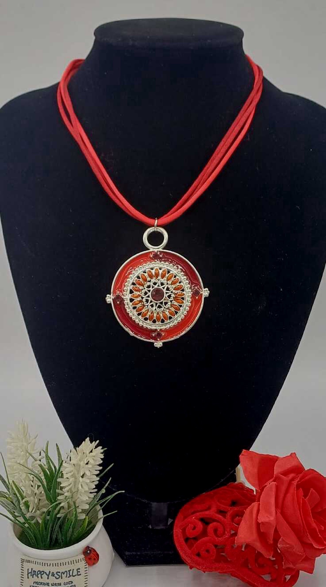 Colier statement cu șnur textil dublu, în nuanță intensă de roșu - bijuterii - coliere - coliere cu pandative - Artynos.ro