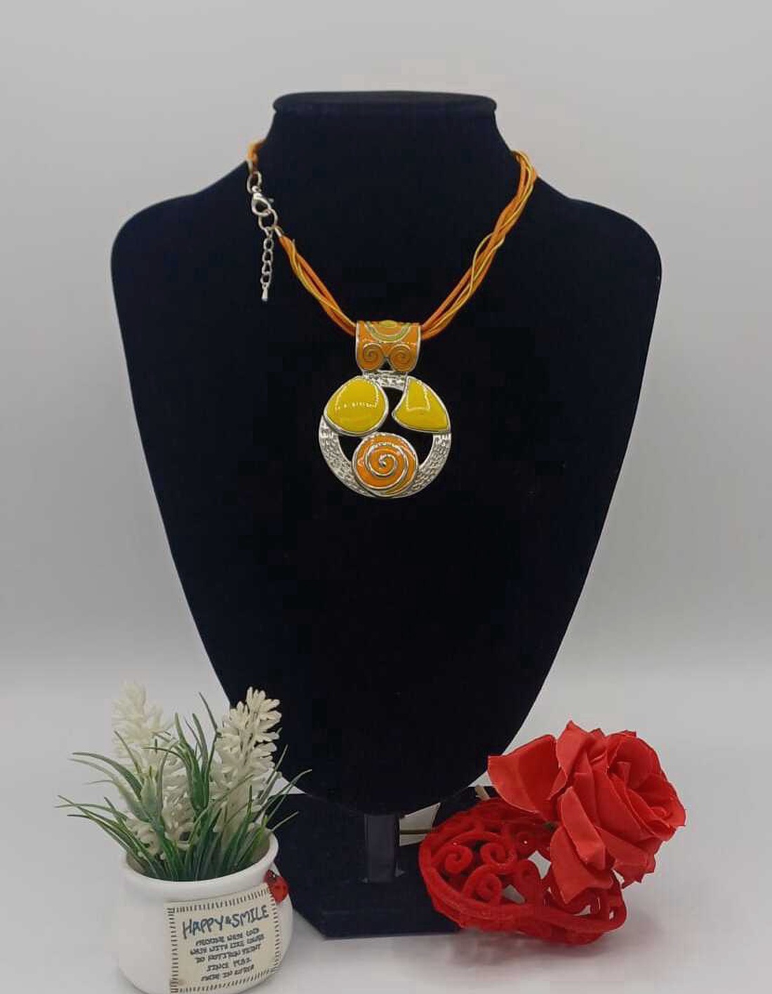 Colier statement cu șnur textil dublu, în nuanțe calde de galben-muștar și portocaliu - bijuterii - coliere - coliere cu pandative - Artynos.ro