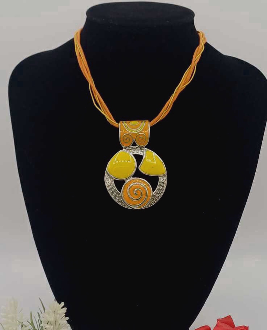 Colier statement cu șnur textil dublu, în nuanțe calde de galben-muștar și portocaliu - bijuterii - coliere - coliere cu pandative - Artynos.ro
