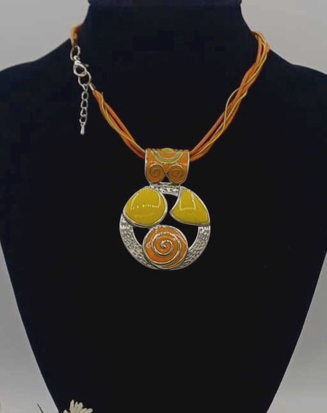 Colier statement cu șnur textil dublu, în nuanțe calde de galben-muștar și portocaliu - bijuterii - coliere - coliere cu pandative - Artynos.ro
