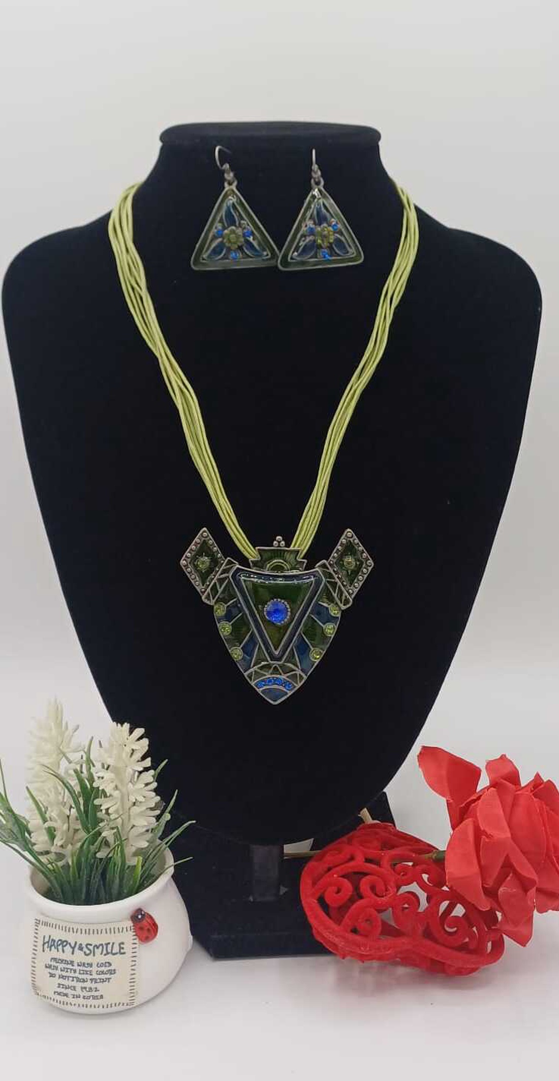 Set de bijuterii statement, cu un design geometric îndrăzneț, compus din colier și cercei asortați. - bijuterii - coliere - coliere cu pandative - Artynos.ro