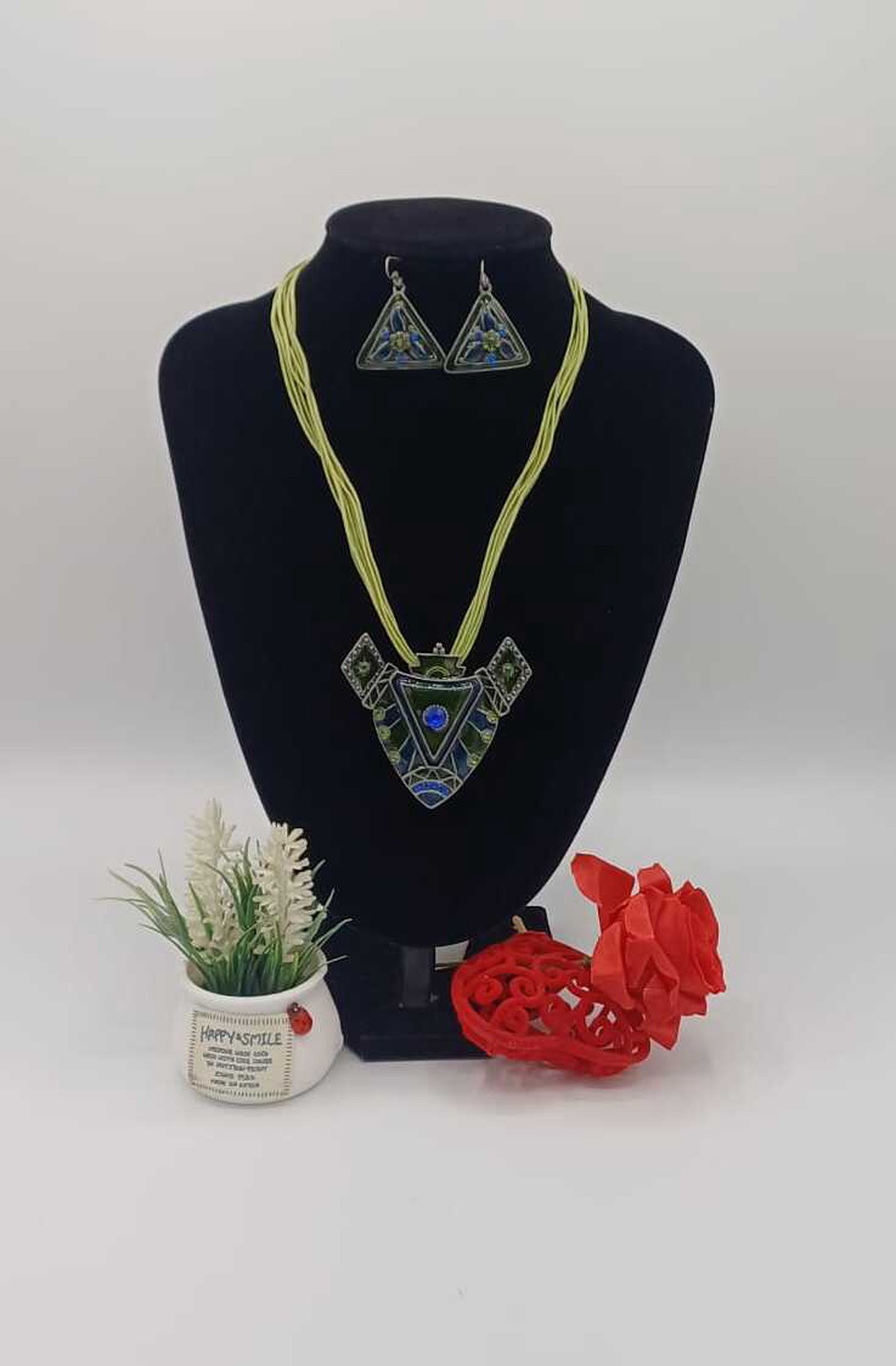 Set de bijuterii statement, cu un design geometric îndrăzneț, compus din colier și cercei asortați. - bijuterii - coliere - coliere cu pandative - Artynos.ro