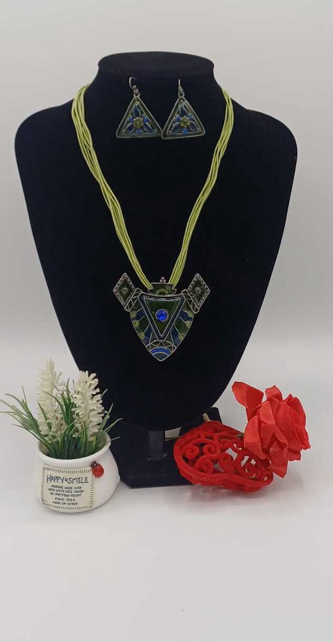 Set de bijuterii statement, cu un design geometric îndrăzneț, compus din colier și cercei asortați. - bijuterii - coliere - coliere cu pandative - Artynos.ro