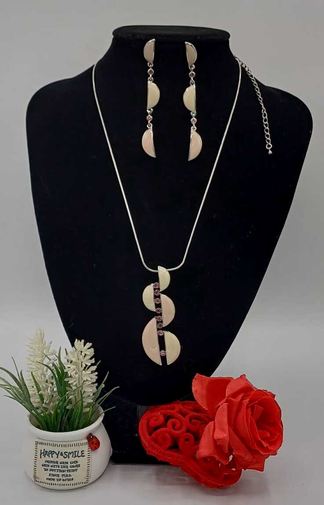 Set de bijuterii delicat și feminin, compus din colier și cercei lungi asortați, cu un design modern și elegant - bijuterii - coliere - coliere cu pandative - Artynos.ro