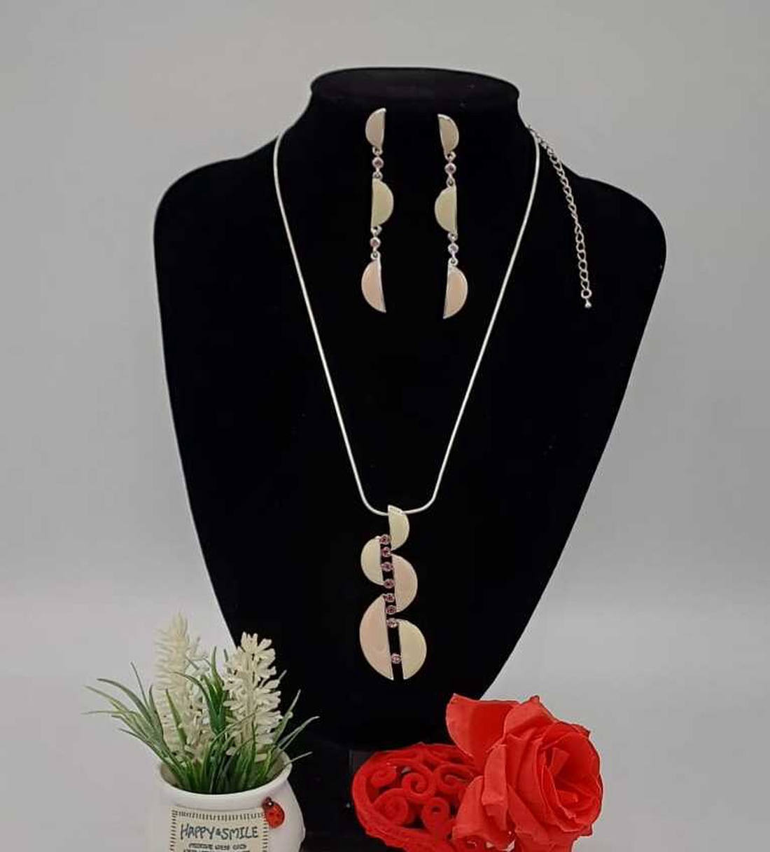 Set de bijuterii delicat și feminin, compus din colier și cercei lungi asortați, cu un design modern și elegant - bijuterii - coliere - coliere cu pandative - Artynos.ro