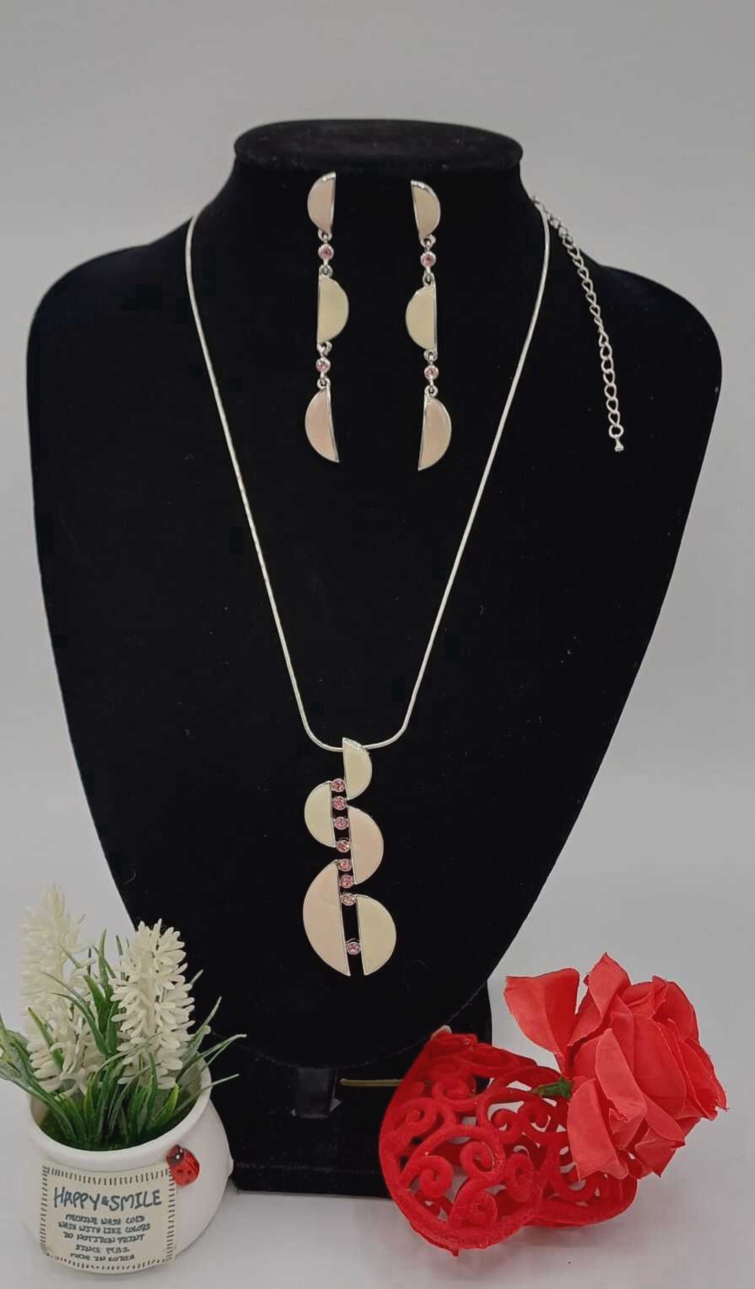 Set de bijuterii delicat și feminin, compus din colier și cercei lungi asortați, cu un design modern și elegant - bijuterii - coliere - coliere cu pandative - Artynos.ro