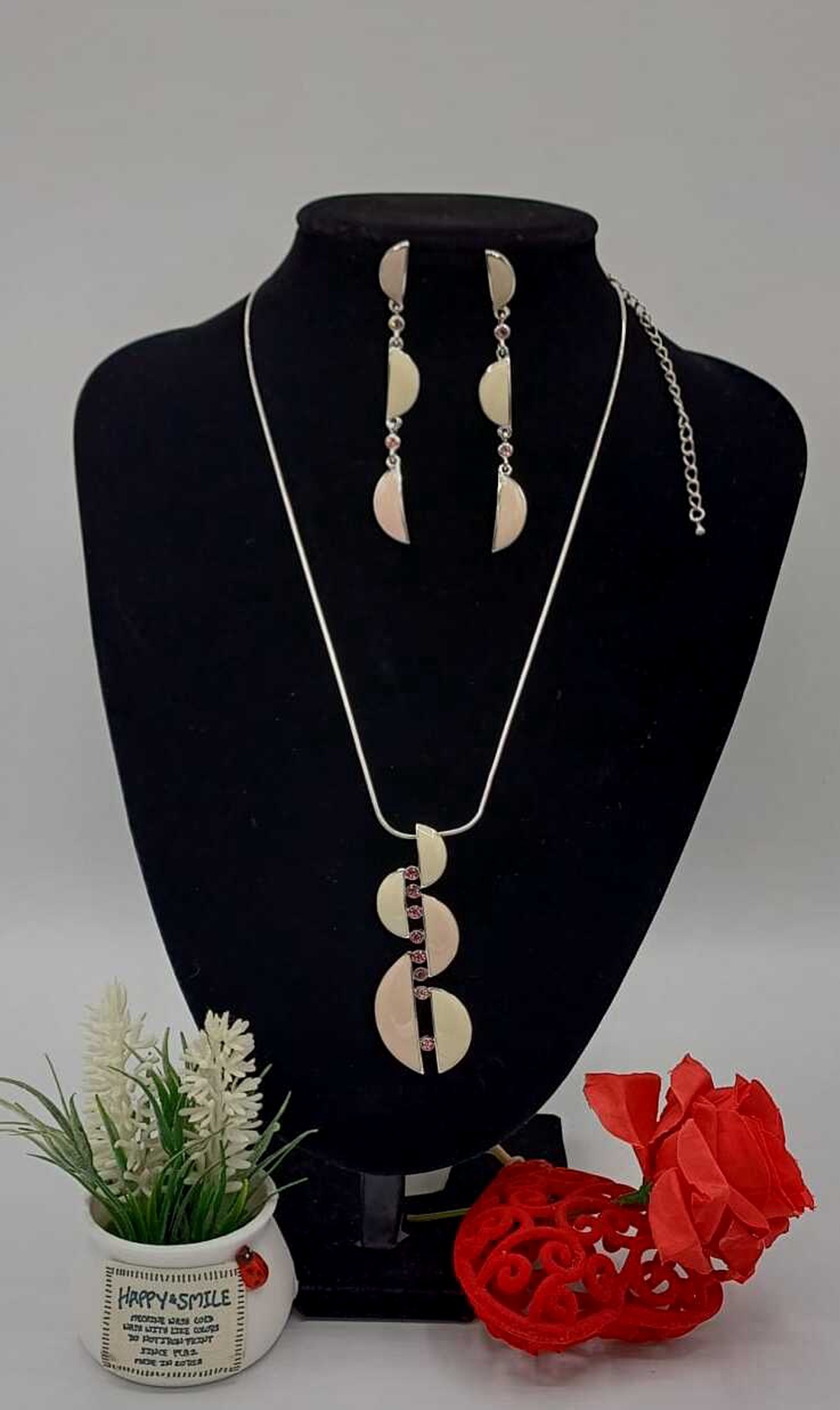 Set de bijuterii delicat și feminin, compus din colier și cercei lungi asortați, cu un design modern și elegant - bijuterii - coliere - coliere cu pandative - Artynos.ro