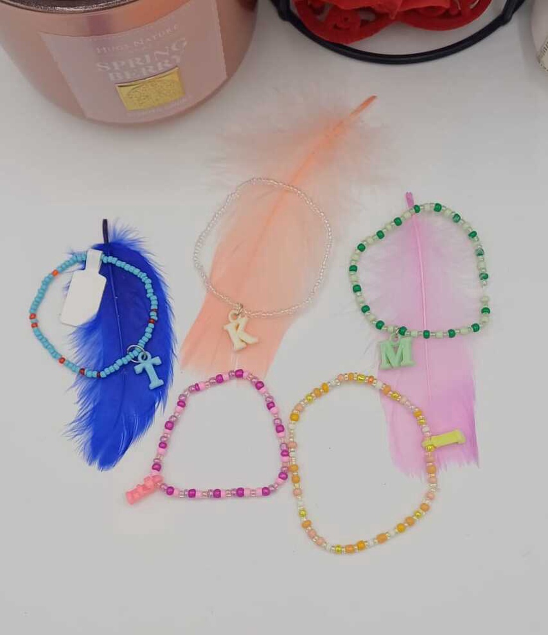  Brățari handmade vesele și personalizate, realizate din mărgele mici colorate și accesorii decorative cu litere. - bijuterii - brățări - brățări din mărgele - Artynos.ro