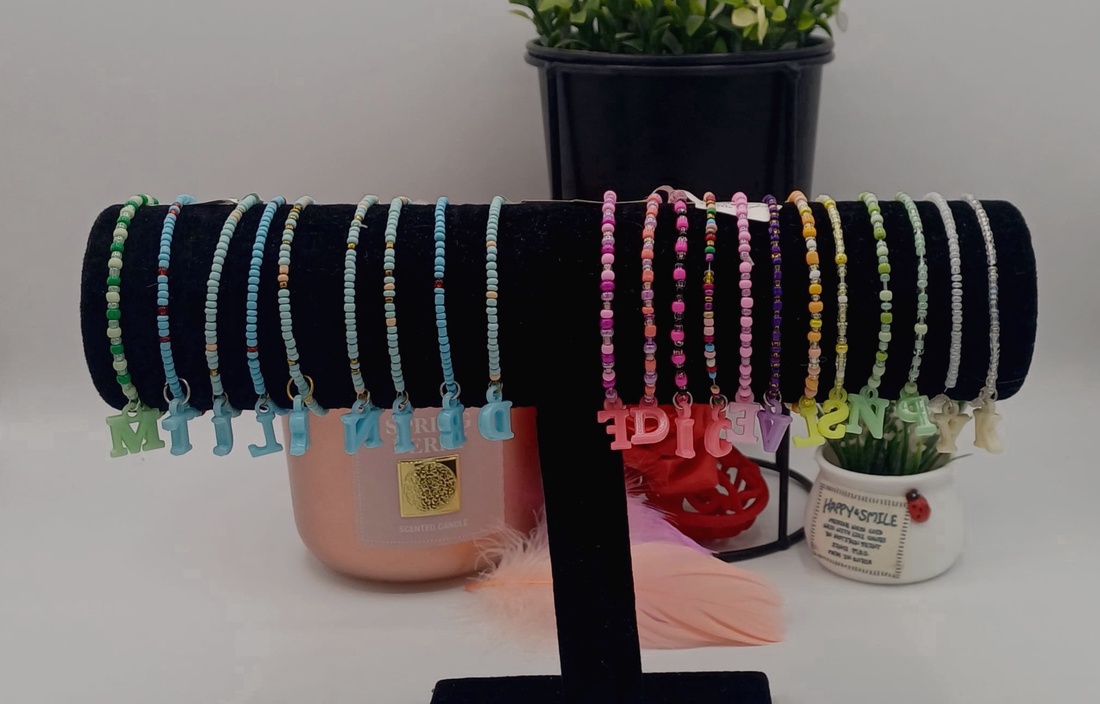  Brățari handmade vesele și personalizate, realizate din mărgele mici colorate și accesorii decorative cu litere. - bijuterii - brățări - brățări din mărgele - Artynos.ro