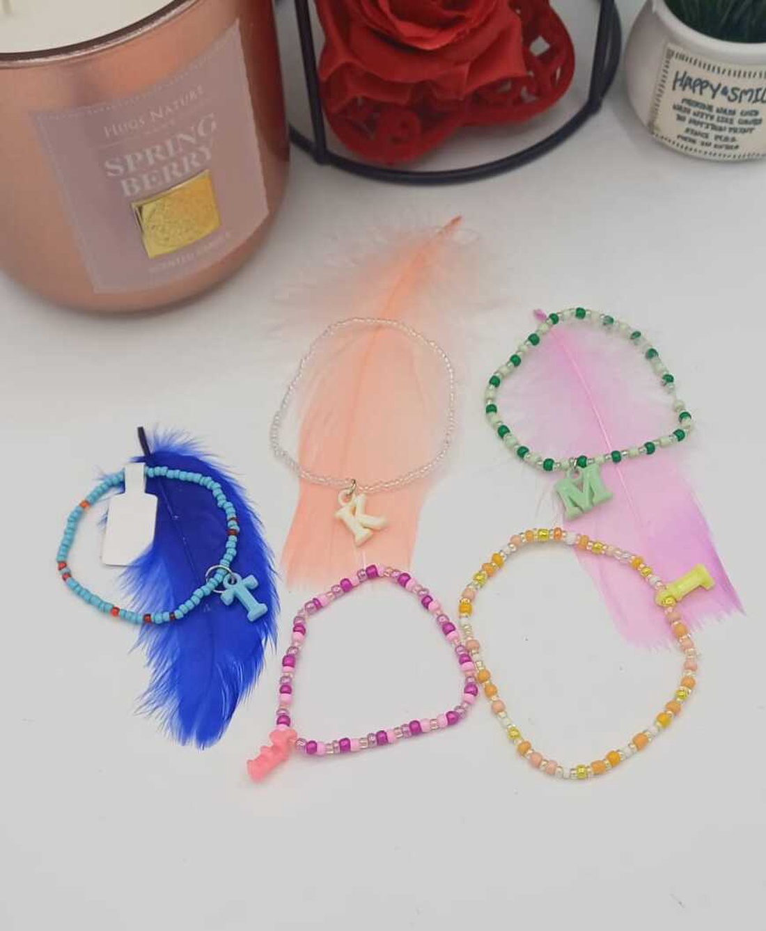  Brățari handmade vesele și personalizate, realizate din mărgele mici colorate și accesorii decorative cu litere. - bijuterii - brățări - brățări din mărgele - Artynos.ro