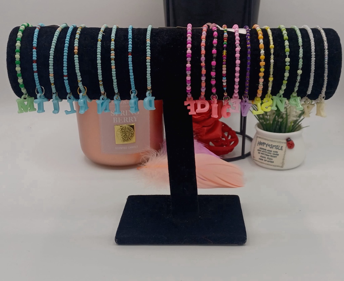  Brățari handmade vesele și personalizate, realizate din mărgele mici colorate și accesorii decorative cu litere. - bijuterii - brățări - brățări din mărgele - Artynos.ro