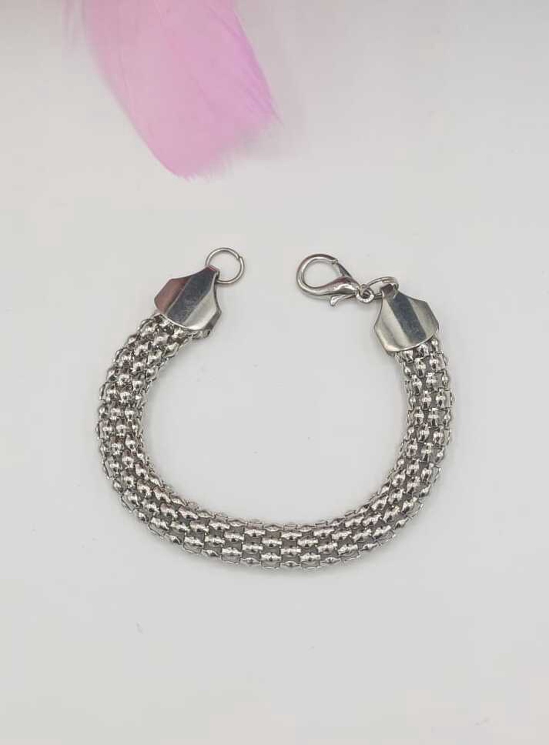 O brățară metalică elegantă, realizată din mărgele metalice împletite într-un design compact. - bijuterii - brățări - brățări împletite - Artynos.ro