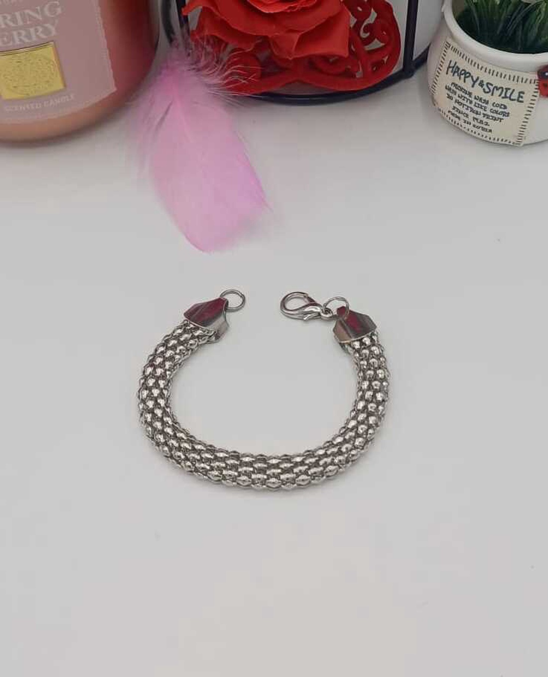 O brățară metalică elegantă, realizată din mărgele metalice împletite într-un design compact. - bijuterii - brățări - brățări împletite - Artynos.ro