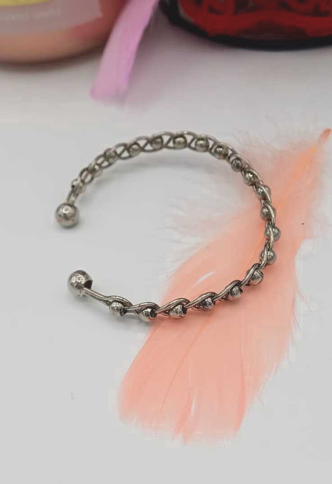 Brățară rigidă tip cuff, realizată din metal argintiu, cu design împletit din zale rotunde - bijuterii - brățări - brățări împletite - Artynos.ro