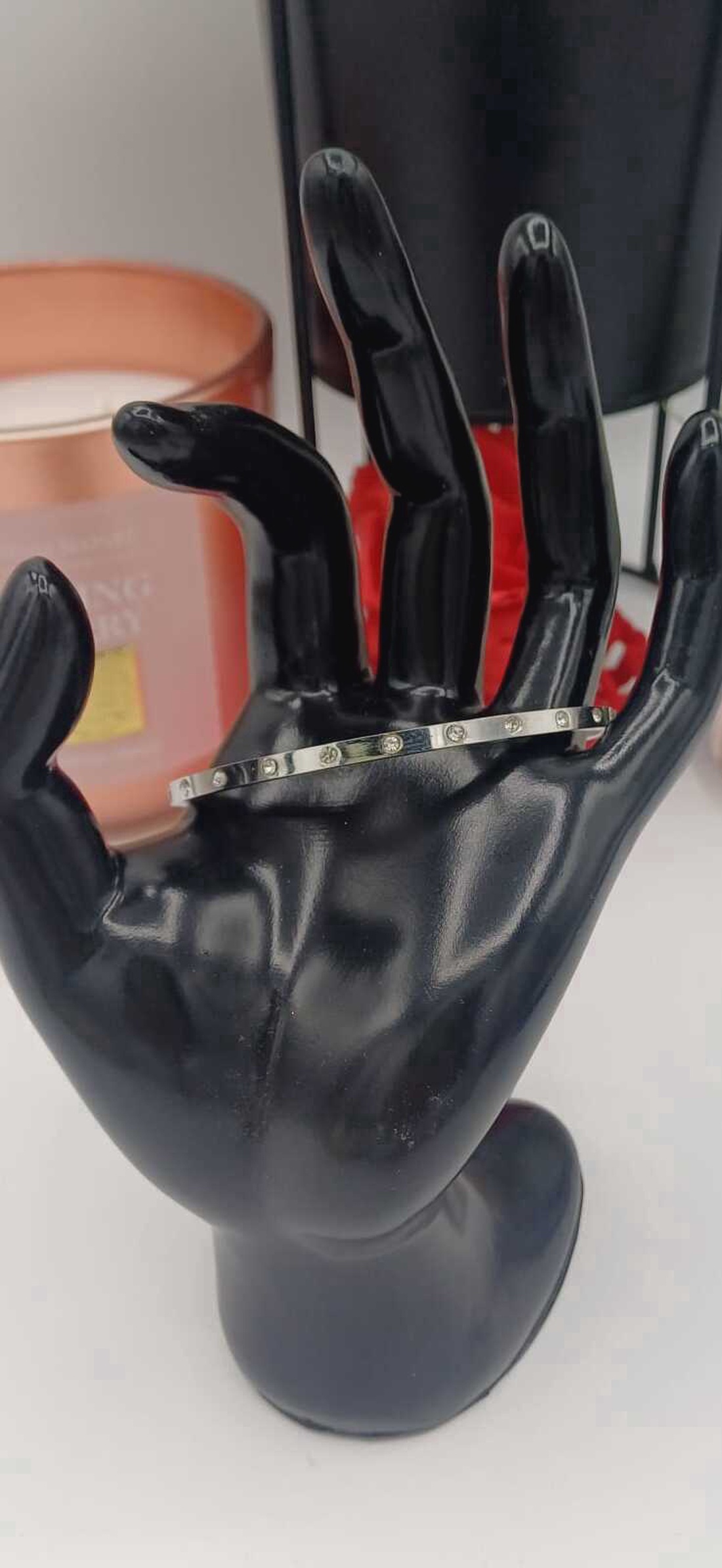 Brățară tip cuff, cu design minimalist și modern, realizată din metal argintiu - bijuterii - brățări - brățări din pietre semiprețioase - Artynos.ro