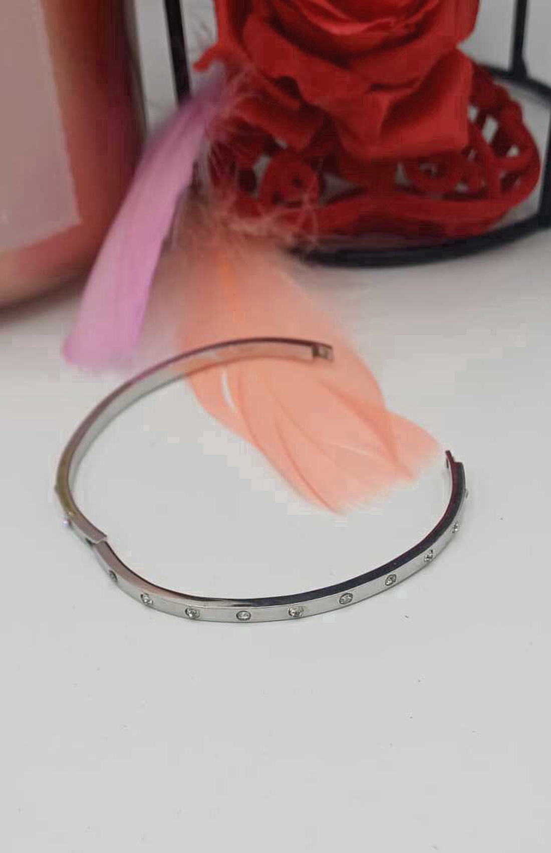 Brățară tip cuff, cu design minimalist și modern, realizată din metal argintiu - bijuterii - brățări - brățări din pietre semiprețioase - Artynos.ro