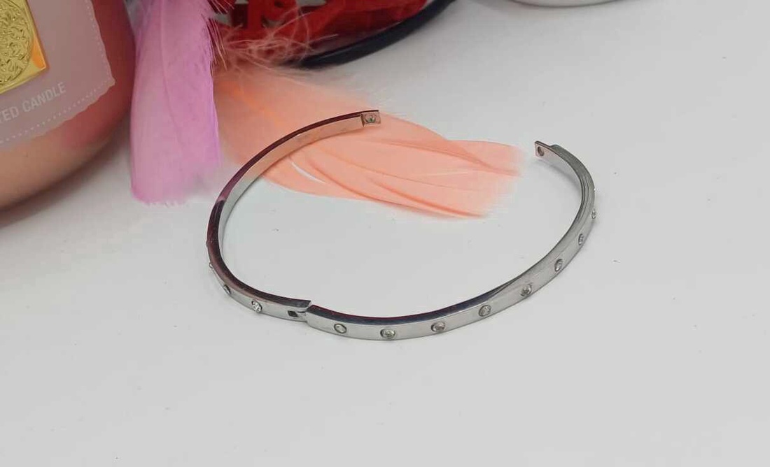 Brățară tip cuff, cu design minimalist și modern, realizată din metal argintiu - bijuterii - brățări - brățări din pietre semiprețioase - Artynos.ro