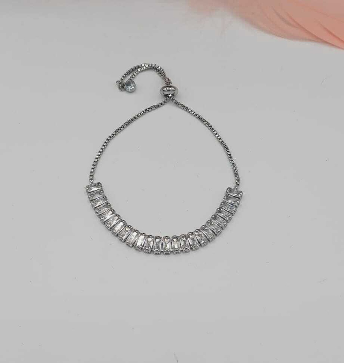 Brățară fină și elegantă, realizată din lanț metalic argintiu cu sistem reglabil tip glisant (slider). - bijuterii - brățări - brățări din pietre semiprețioase - Artynos.ro