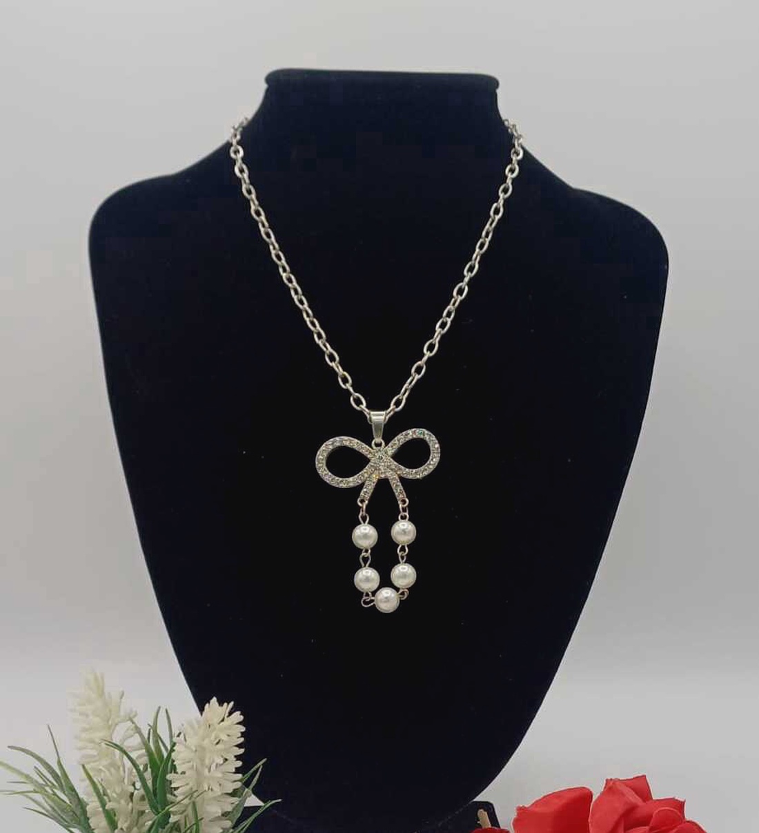 Colier elegant, cu un design feminin și rafinat, realizat din lanț metalic argintiu, cu zale fine.  - bijuterii - coliere - coliere cu pandative - Artynos.ro