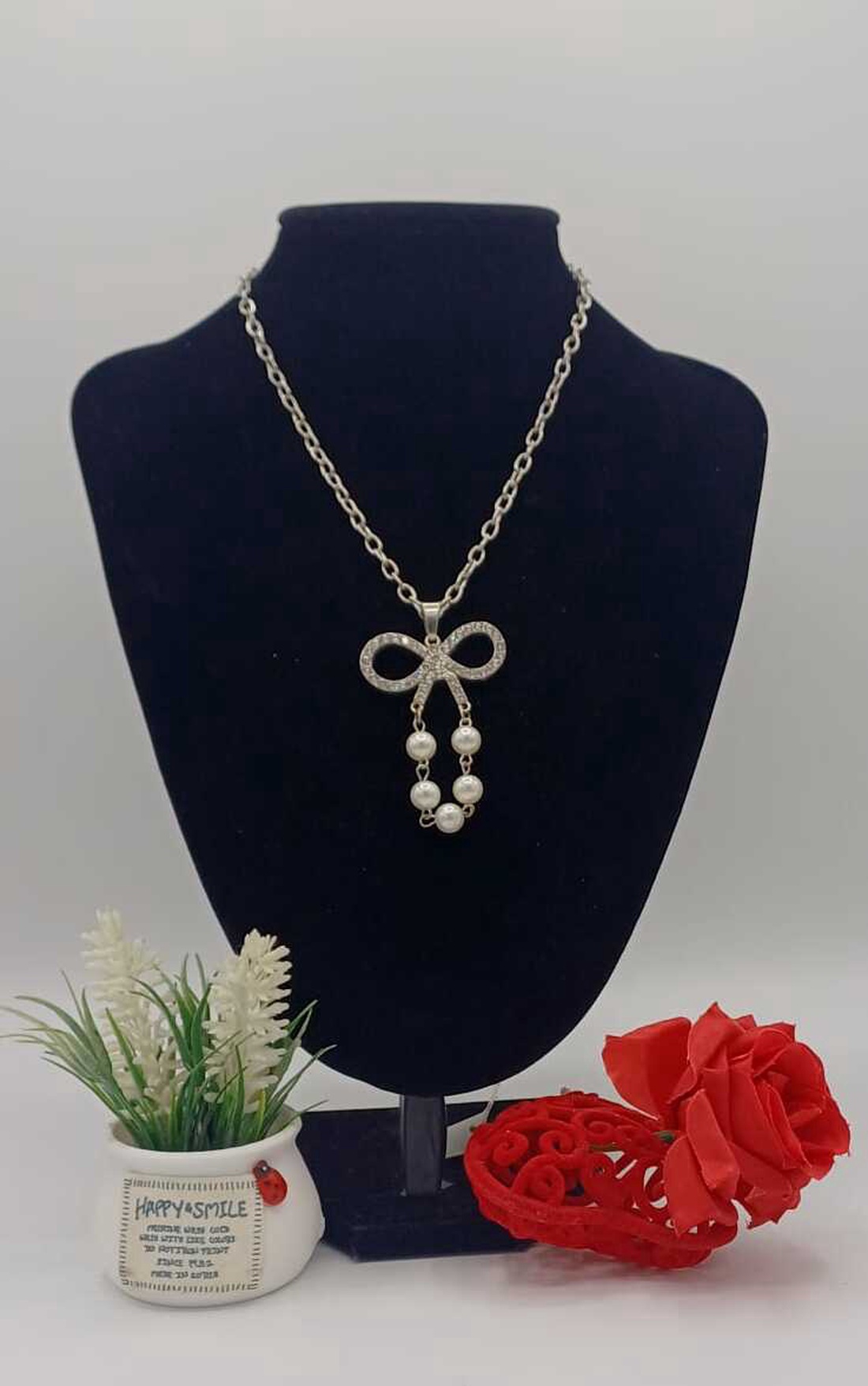 Colier elegant, cu un design feminin și rafinat, realizat din lanț metalic argintiu, cu zale fine.  - bijuterii - coliere - coliere cu pandative - Artynos.ro