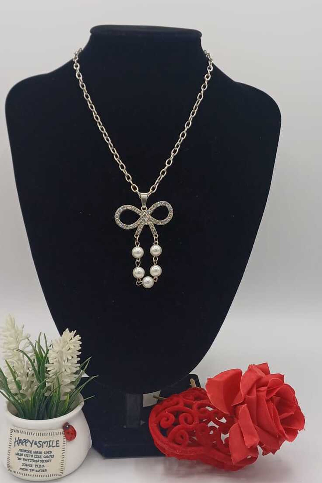 Colier elegant, cu un design feminin și rafinat, realizat din lanț metalic argintiu, cu zale fine.  - bijuterii - coliere - coliere cu pandative - Artynos.ro