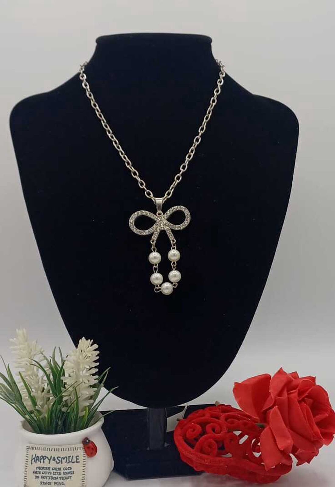 Colier elegant, cu un design feminin și rafinat, realizat din lanț metalic argintiu, cu zale fine.  - bijuterii - coliere - coliere cu pandative - Artynos.ro