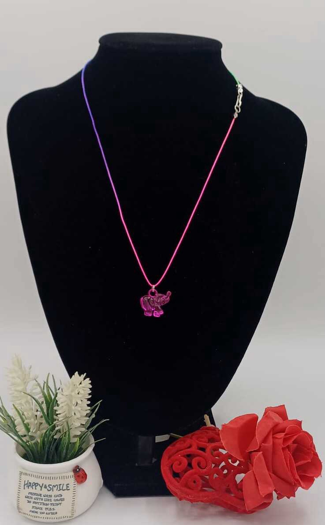 Colier delicat și jucăuș, realizat cu șnur subțire în nuanțe vibrante de roz și mov, c uelefant roz  fucsia. - bijuterii - coliere - coliere din mărgele - Artynos.ro