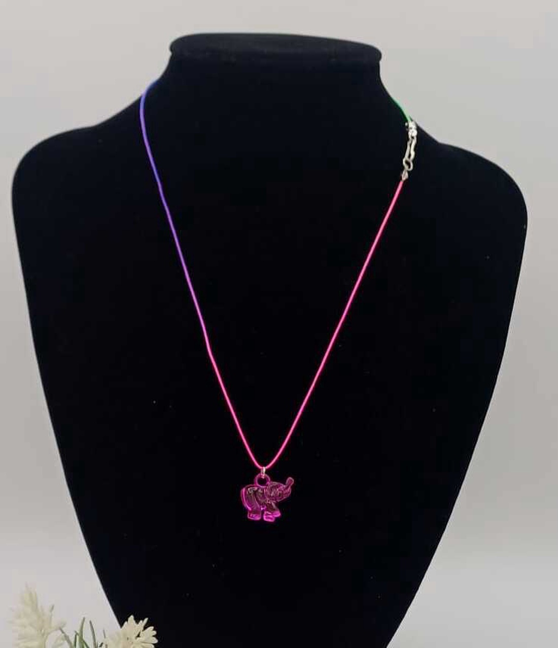 Colier delicat și jucăuș, realizat cu șnur subțire în nuanțe vibrante de roz și mov, c uelefant roz  fucsia. - bijuterii - coliere - coliere din mărgele - Artynos.ro