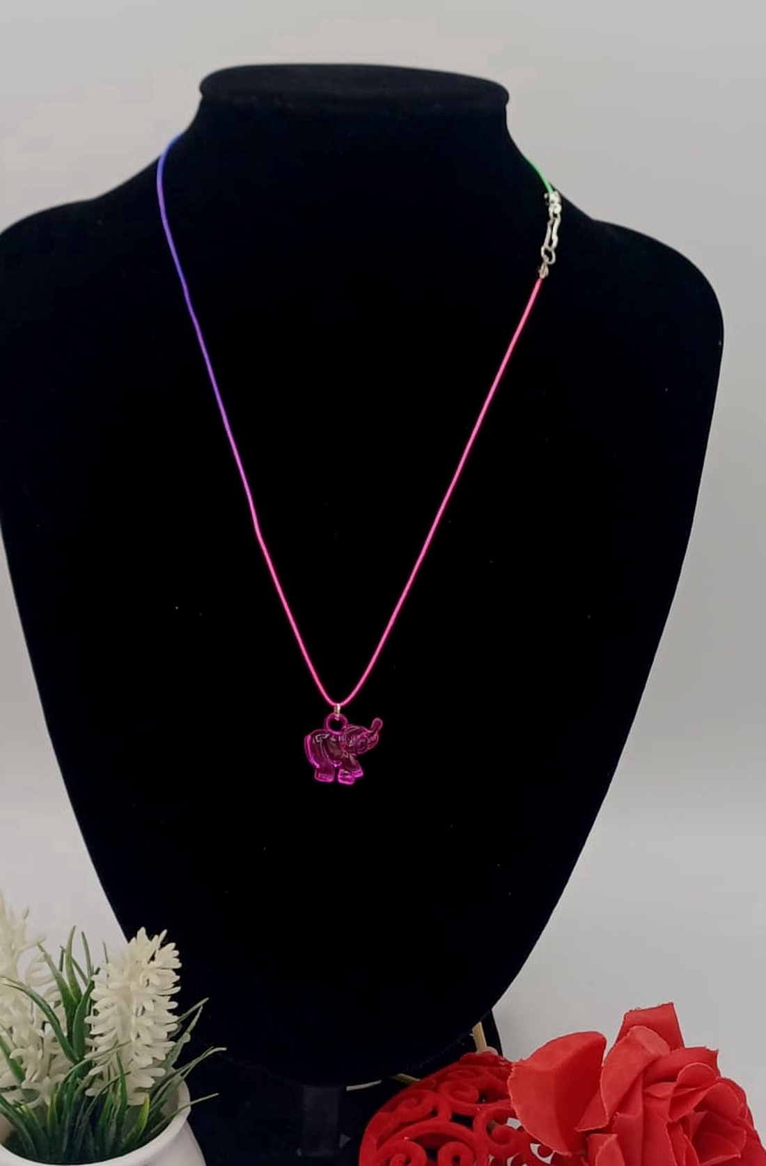 Colier delicat și jucăuș, realizat cu șnur subțire în nuanțe vibrante de roz și mov, c uelefant roz  fucsia. - bijuterii - coliere - coliere din mărgele - Artynos.ro