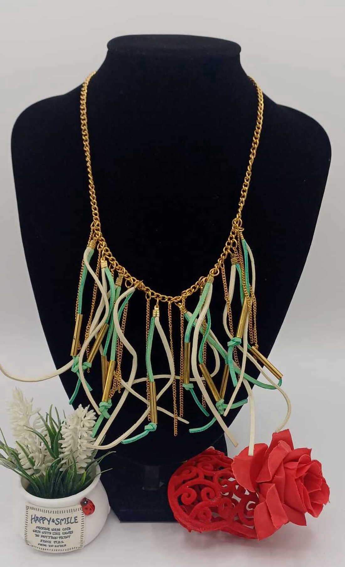 Colier statement, cu design modern și expresiv, realizat pe bază de lanț metalic auriu - bijuterii - coliere - coliere cu multiple șiruri - Artynos.ro