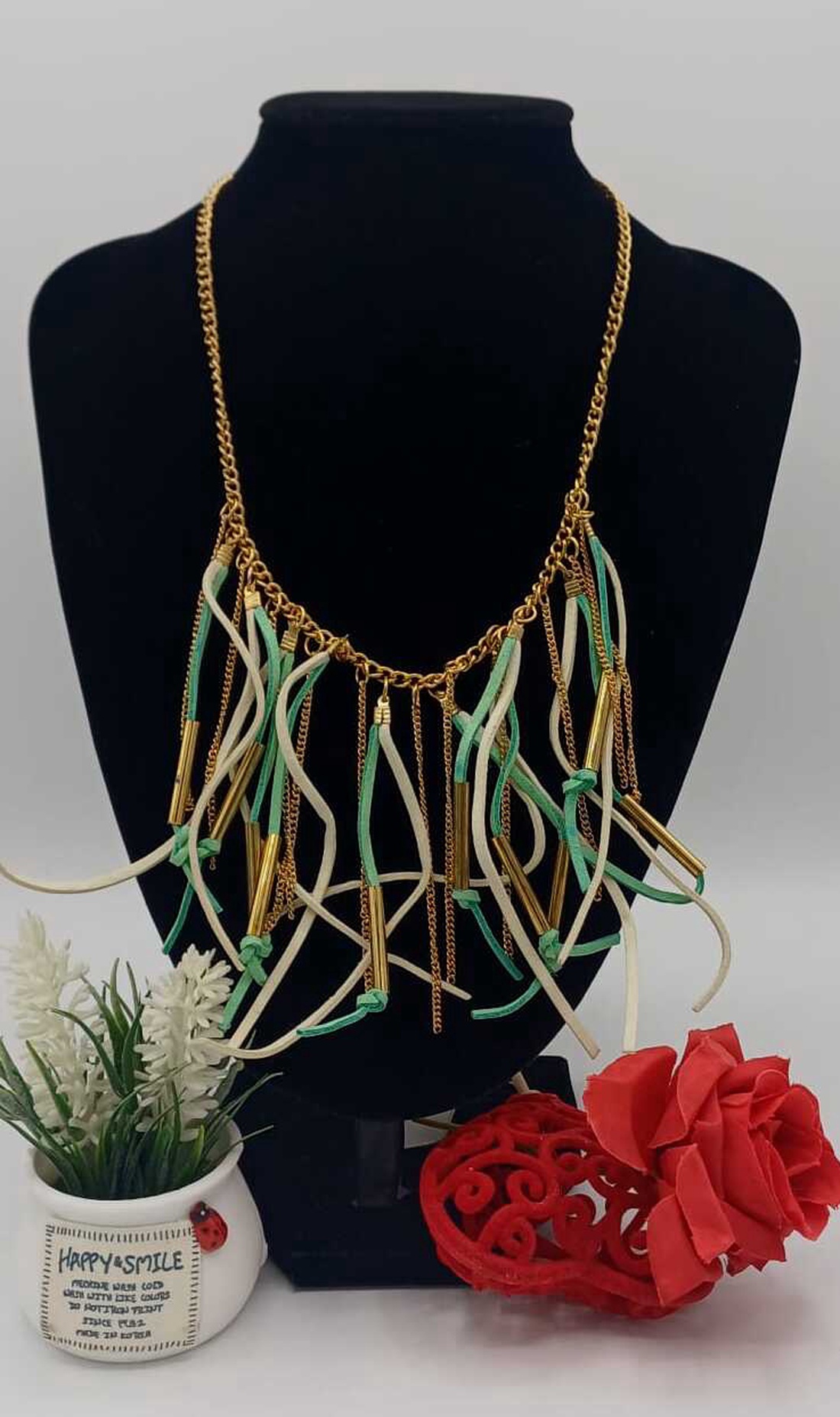 Colier statement, cu design modern și expresiv, realizat pe bază de lanț metalic auriu - bijuterii - coliere - coliere cu multiple șiruri - Artynos.ro