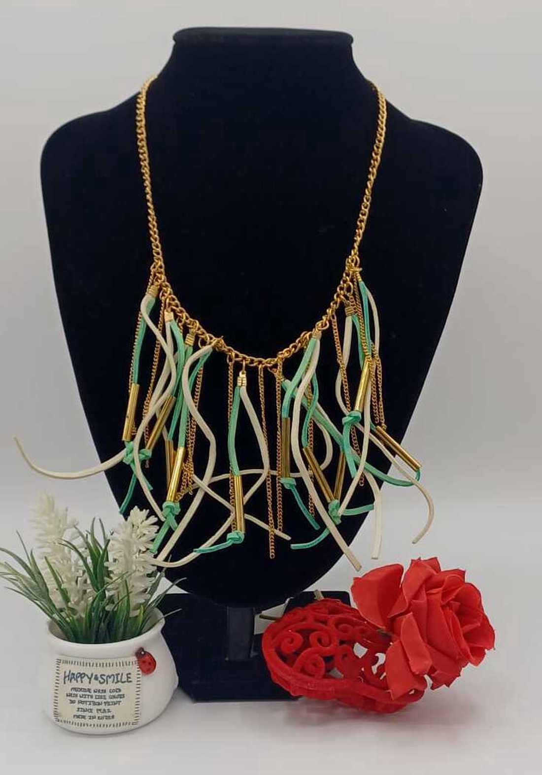 Colier statement, cu design modern și expresiv, realizat pe bază de lanț metalic auriu - bijuterii - coliere - coliere cu multiple șiruri - Artynos.ro