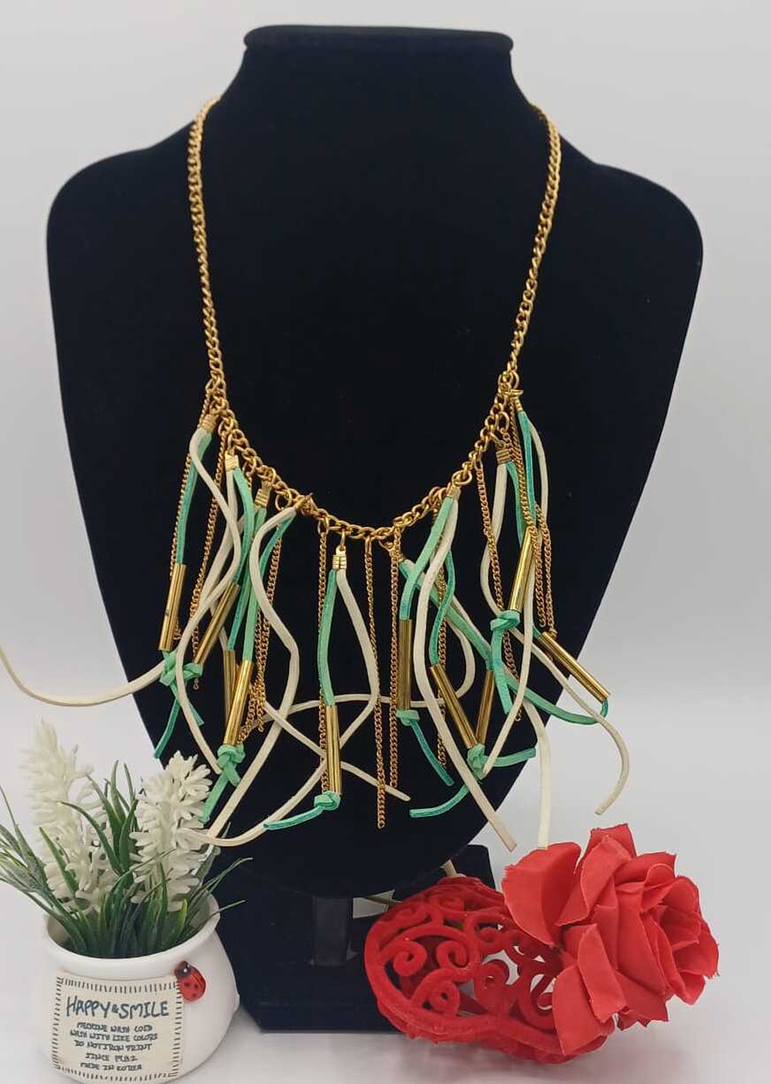 Colier statement, cu design modern și expresiv, realizat pe bază de lanț metalic auriu - bijuterii - coliere - coliere cu multiple șiruri - Artynos.ro