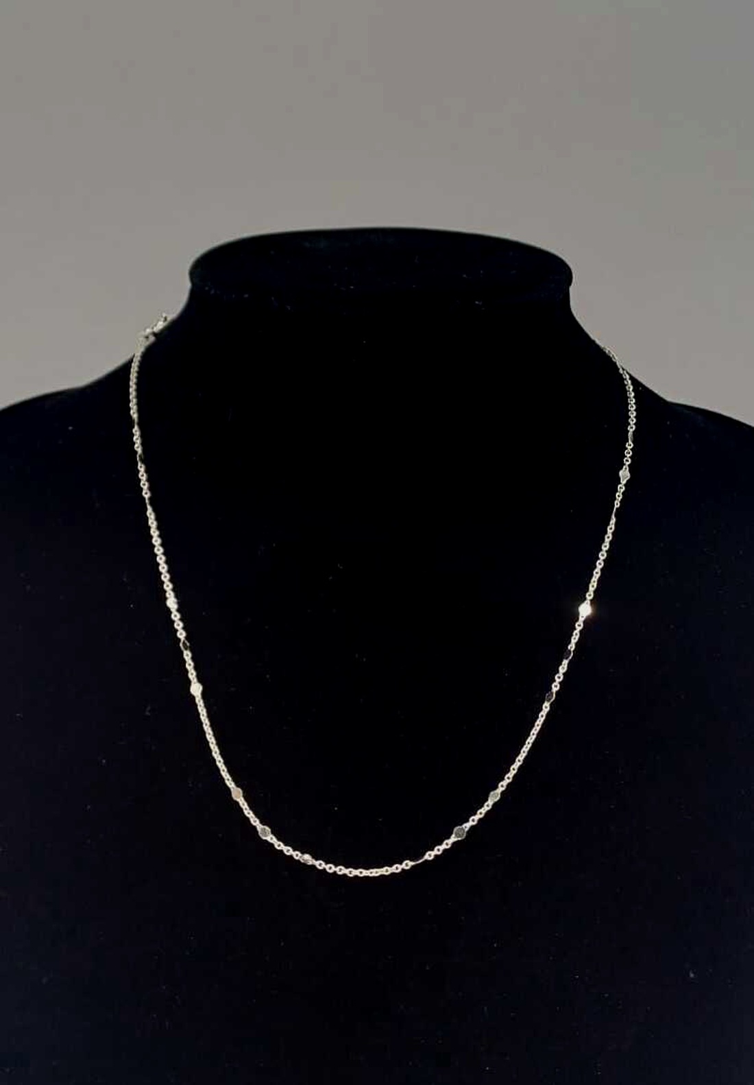 Colier delicat, minimalist, realizat din lanț metalic subțire, cu elemente decorative mici,  -  - Artynos.ro