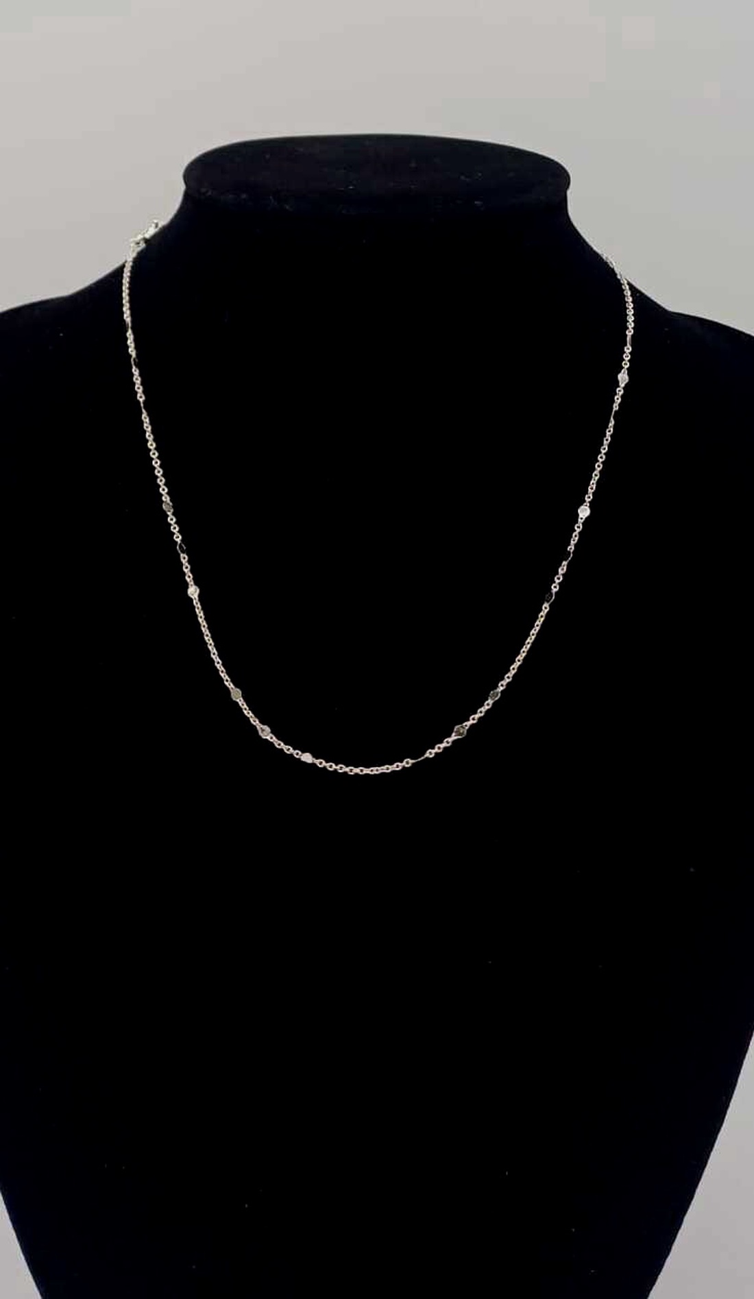 Colier delicat, minimalist, realizat din lanț metalic subțire, cu elemente decorative mici,  -  - Artynos.ro