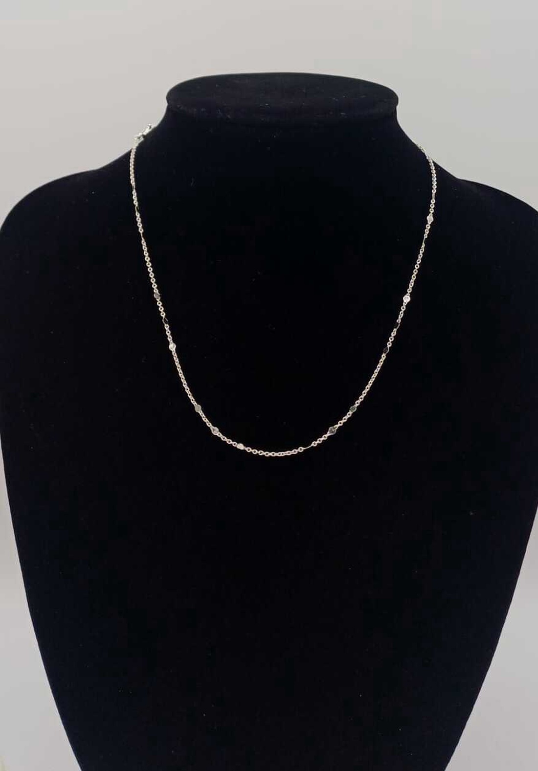 Colier delicat, minimalist, realizat din lanț metalic subțire, cu elemente decorative mici,  -  - Artynos.ro