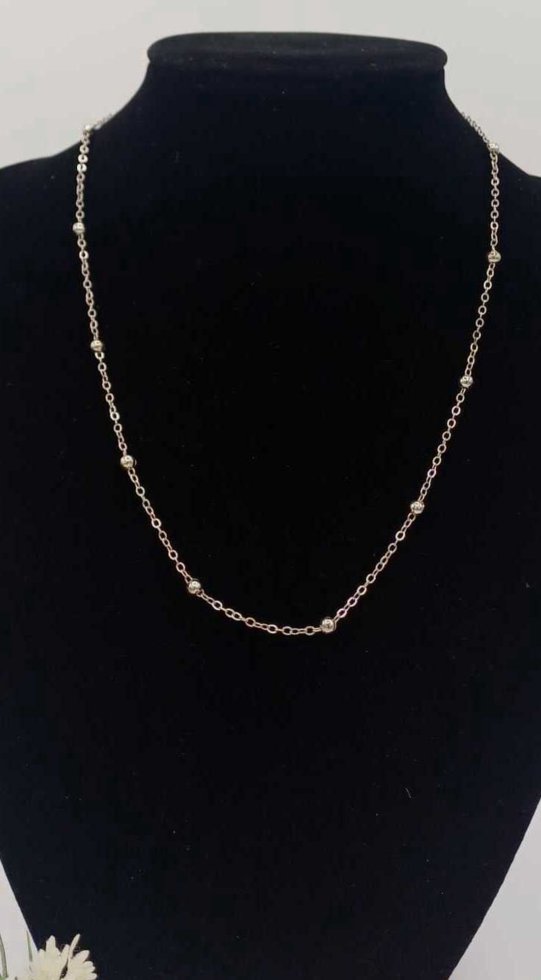 Colier fin și elegant, cu un design minimalist ,cu perle metalice. - bijuterii - coliere - Artynos.ro